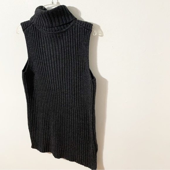 Cable and Gauge Sleeveless Chunky Knit Turtleneck Sweater Diagonal Pattern Front - Picture 4 of 8